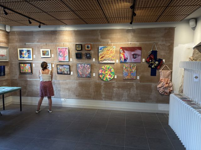 会場全景：石壁のギャラリーに並ぶ出展作品